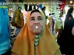 bawa-41-macam-kue-hairiah-ajak-anak-dan-cucu-hadiri-tradisi-baayun-maulid.jpg