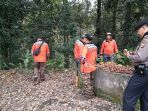 bawa-makanan-untuk-kera_20180310_090038.jpg