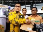 bawa-tiga-dus-jamu-tolak-angin-ke-gedung-kpk_20171109_161901.jpg