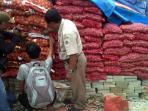 bawang-merah-ilegal_20150702_143334.jpg