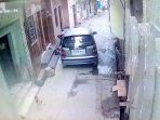 bayi-dibuang-dari-dalam-mobil_20180611_145807.jpg