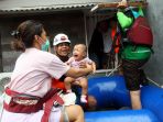 bayi-dievakuasi-setelah-rumahnya-terendam-banjir-bandang_20200101_192405.jpg