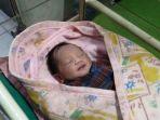 bayi-ditemukan-di-palembang111.jpg