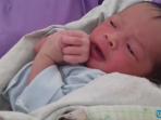 bayi-ini-ditemukan-telah-dibuang-di-jembatan-tajurhalang-3_20151016_205320.jpg
