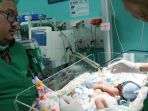 bayi-kembar-siam-ke-86-dempet-perut-yang-dirawat-di-rsud-dr-soetomo_20180109_153049.jpg