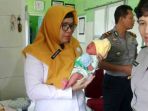 bayi-laki-laki-yang-ditemukan-di-kebun-sengon-dekat-pemakaman-di_20180409_203241.jpg