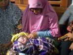 bayi-laki-laki-yang-ditemukan-oleh-warga-desa-bangkes.jpg