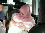 bayi-lina-digendong-kakak-212111.jpg
