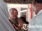 bayi-yang-menunggui-jenazah-ayahnya-diserahkan-kepada-bude.jpg