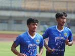bayu-m-fiqri-kiri-dan-kakang-rudianto-saat-berlatih-bersama-persib-bandung.jpg