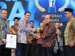 baznas-memenangkan-penghargaan-anugerah-syariah-republika-2019_20191119_230103.jpg
