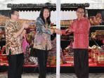 bca-sumbang-gamelan-ke-ui_20160430_225517.jpg