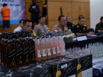 bea-cukai-batam-tindak-puluhan-ribu-botol-miras-ilegal-asal-singapura.jpg
