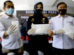 bea-cukai-bersama-anggota-dpr-kamrussamad-dan-mabes-polri-rilis_20200918_230926.jpg