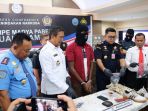 bea-cukai-kuala-namu_20170815_151813.jpg<pf>warga-negara-malaysia-berinisial-ts-45-dibekuk-petugas-bea-cukai_20170815_175212.jpg<pf>warga-negara-malaysia-dibekuk-petugas-bea-cukai_20170815_175239.jpg<pf>warga-negara-malaysia-dibekuk-petugas-bea-cukai_20170815_175457.jpg