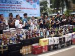 bea-cukai-musnahkan-miras-dan-rokok-ilegal_20191219_180129.jpg