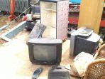 beberapa-barang-rumah-tangga-yang-dikumpulkan-warga-di-pintu-air-manggarai.jpg