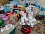 beberapa-kosmetik-ilegal-dalam-kemasan-botol-plastik-serta-kardus-yang-disita-bpom_20160330_143908.jpg