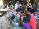 beberapa-orang-ibu-ibu-saat-mengolah-kelapa-menjadi-minyak.jpg