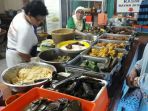 beberapa-orang-sedang-ingin-mengambil-makanan-di-warung-nasi-bu-eha_20170723_034512.jpg