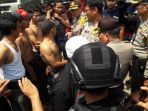 beberapa-orang-yang-mengenakan-baju-provokatif-dikumpulkan-dan-diminta-melepas-baju_20170419_194005.jpg