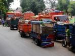 beberapa-truk-yang-sudah-terisi-penuh-sampah-di-tempat-pembuangan-sampah_20160623_155613.jpg