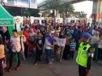 beberapa-warga-saat-antusias-menyaksikan-pembukaan-asian-games-d_20180818_201035.jpg