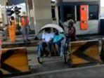 becak-melintas-di-tol.jpg