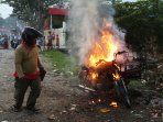 becak-motor-terbakar_20160122_234038.jpg