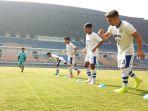 beckham-putra-nugraha-kedua-dari-kanan-kembali-berlatih-bersama-tim.jpg