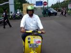 begini-gaya-anies-saat-mengendarai-vespa_20161103_193549.jpg