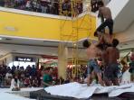 begini-keseruan-panjat-pinang-dalam-mall-di-solo-grand-mall_20160817_194825.jpg