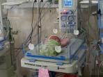begini-kondisi-bayi-dengan-penyakit-hydrocepallus-yang-buat-zumi-zola-menangis_20161002_153928.jpg