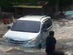 begini-mobil-tembus-banjir-di-jakarta-barat_20160919_170731.jpg