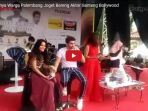 begini-serunya-warga-palembang-joget-bareng-aktor-ganteng-bollywood_20170724_144727.jpg