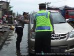 begini-sikap-kasatlantas-akbp-catur-saat-ada-mobil-mogok-di-kawasan-banjir-rob_20170306_190819.jpg