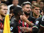 bek-ac-milan-fikayo-tomori-tengah-merayakan-dengan-rekan-satu-timnya.jpg