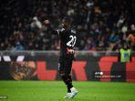 bek-ac-milan-pierre-kalulu-melakukan-selebrasi-setelah-membuka-skor.jpg