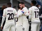 bek-ac-milan-prancis-theo-hernandez-tengah-merayakan-dengan-rekan-setimnya.jpg