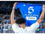 bek-al-hilal-ali-al-bulayhi-saat-memamerkan-jersey-nya.jpg