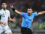 bek-aljazair-ramy-bensebaini-kiri-bereaksi-ketika-wasit-guatemala-mario-escobar-kanan.jpg