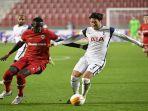bek-antwerp-abdoulaye-seck-memperebutkan-bola-dengan-pemain-tottenham-heung-min-son.jpg