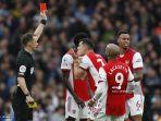 bek-arsenal-asal-brasil-gabriel-kanan-bereaksi-setelah-menerima-kartu-merah.jpg