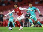 bek-arsenal-asal-brasil-gabriel-tengah-mengontrol-bola.jpg