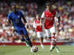 bek-arsenal-inggris-ben-white-kanan-mengoper-bola.jpg