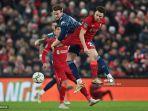 bek-arsenal-inggris-rob-holding-kiri-bersaing-dengan-striker-liverpool-asal-portugal-diogo-jota.jpg