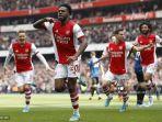 bek-arsenal-nuno-tavares-kedua-dari-kiri-merayakan-setelah-mencetak-gol-ke-gawang-mu.jpg
