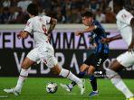 bek-atalanta-denmark-joakim-maehle-menendang-bola.jpg