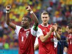 bek-austria-david-alaba-kiri-merayakan-kemenangan.jpg