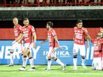 bek-bali-united-demerson-costa-berlutut-merayakan-gol_20180215_084715.jpg